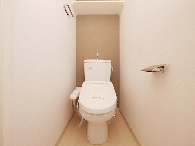 トイレ　落ち着いた色調のトイレです
