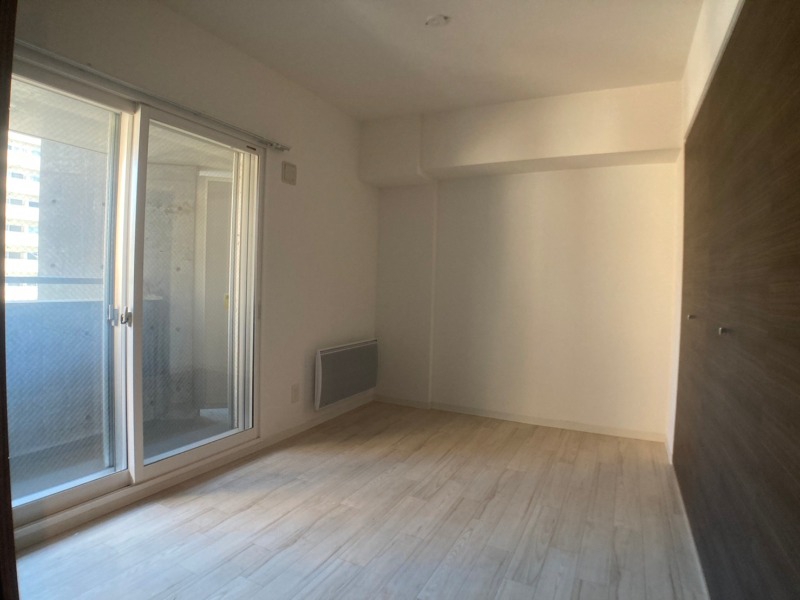 その他部屋・スペース　寝室はこちらです。光が差し込む、温かみのあるお部屋です。