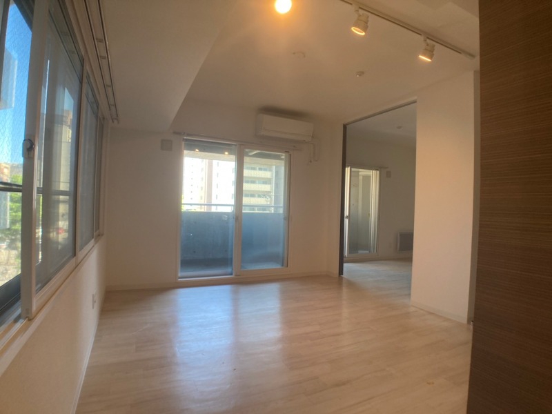 居室・リビング　リビングです。白を基調としていてお部屋全体が明るいですね！