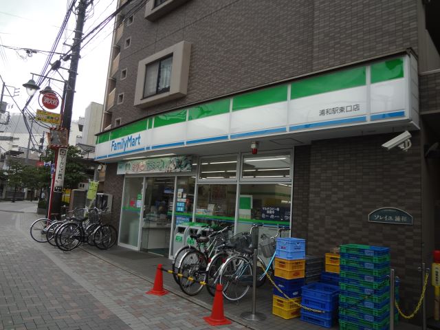 コンビニ　ファミリーマート（コンビニ）まで220m