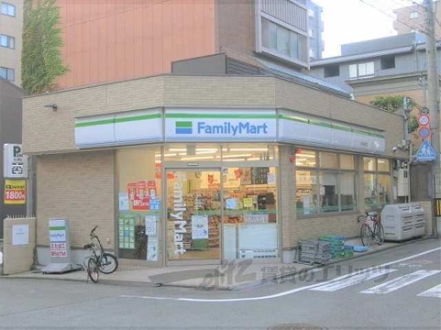 コンビニ　ファミリーマート三条新町店（コンビニ）まで200m