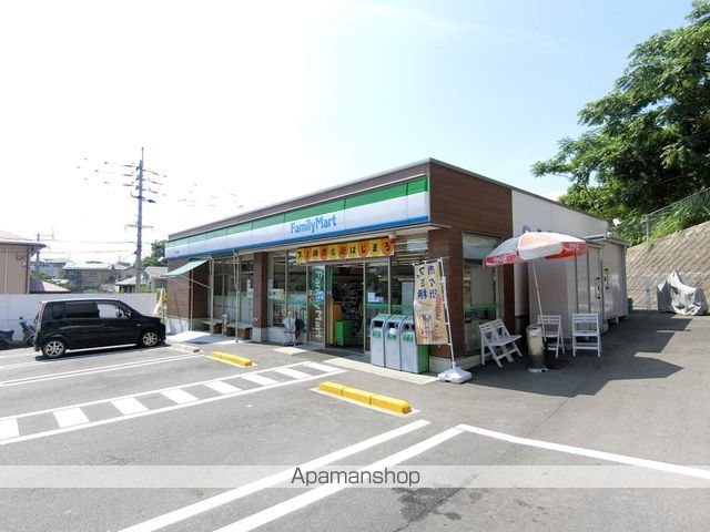 コンビニ　ファミリーマート吉野小前店（コンビニ）まで705m