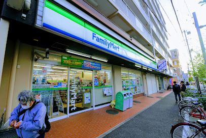 コンビニ　ファミリーマート 川名駅前店（コンビニ）まで643m