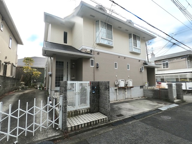 建物外観　駐車場１台分含みます