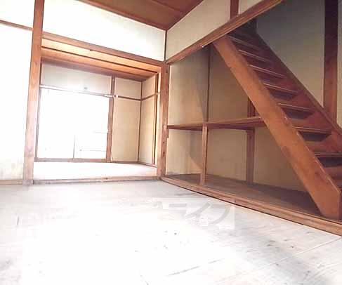 居室・リビング　１階部分。収納も充実です。