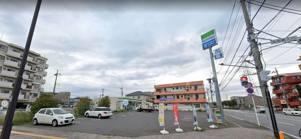 コンビニ　ファミリーマート（コンビニ）まで860m