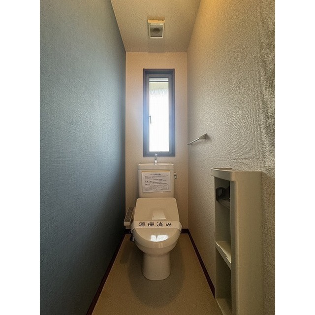 トイレ　窓付の明るいトイレです