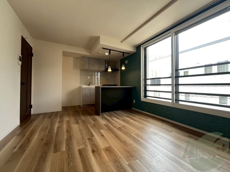 居室・リビング　木目のフローリングは落ち着きのある印象のお部屋になりますね。