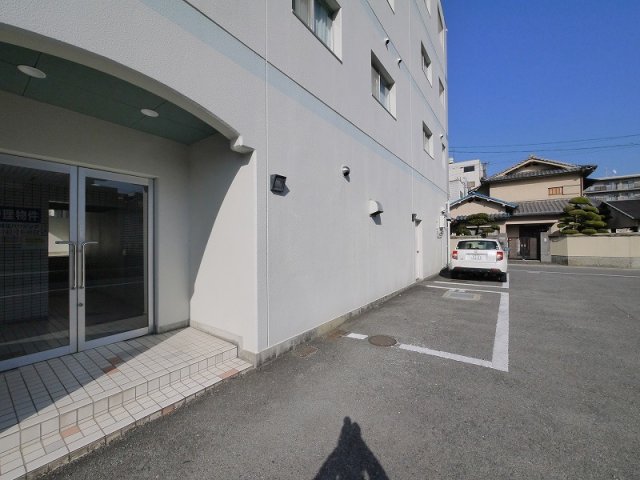 エントランス　落ち着いたエントランスです