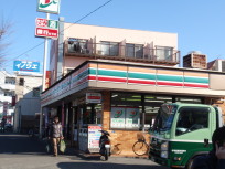 コンビニ　セブンイレブン（コンビニ）まで51m