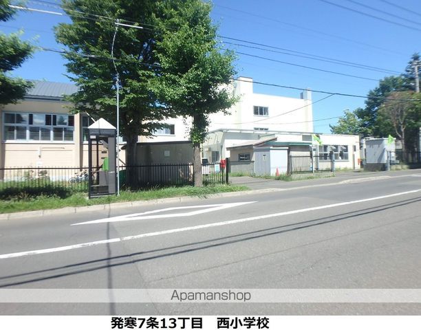 小学校　西小学校（小学校）まで385m