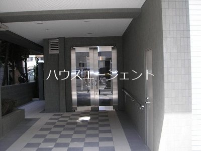 エントランス　綺麗に整備されたエントランス空間です。