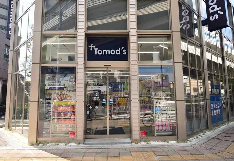 ドラックストア　トモズ上馬店（ドラッグストア）まで487m