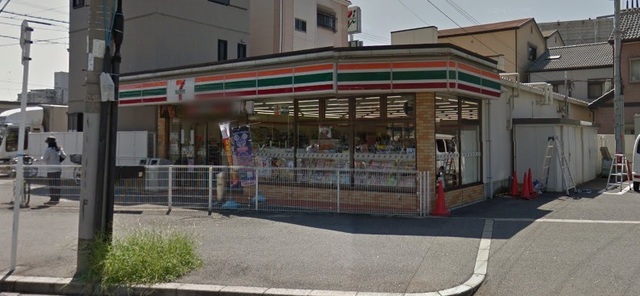 コンビニ　セブンイレブン（コンビニ）まで902m