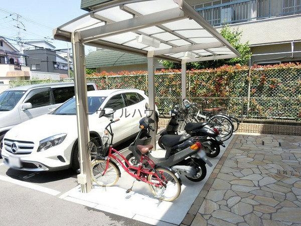 エントランス　屋根付き駐輪場！