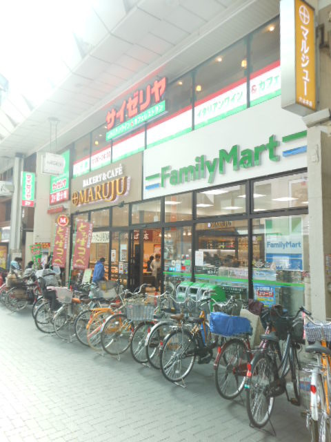 コンビニ　ファミリーマート（コンビニ）まで80m