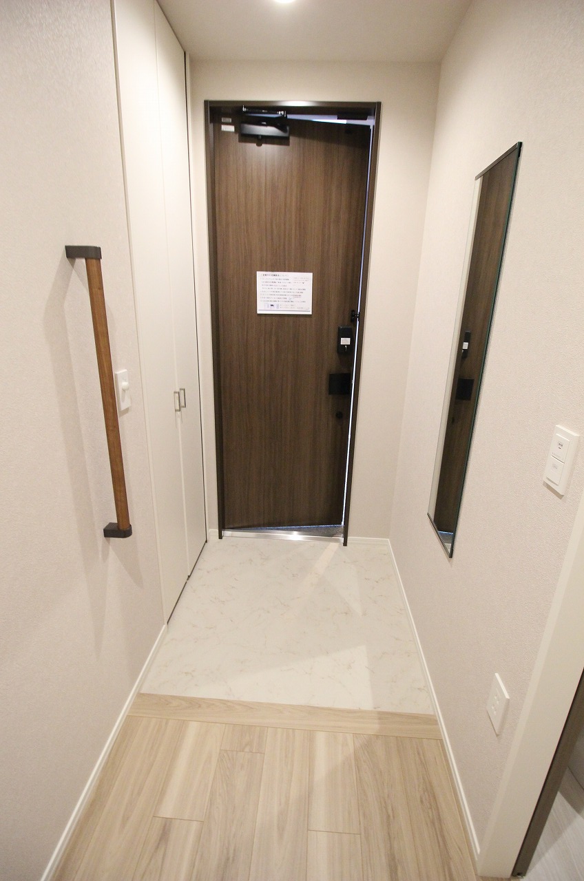 玄関　同タイプの別の部屋の写真です