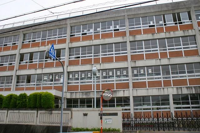 中学校　生駒市立生駒南中学校（中学校）まで672m