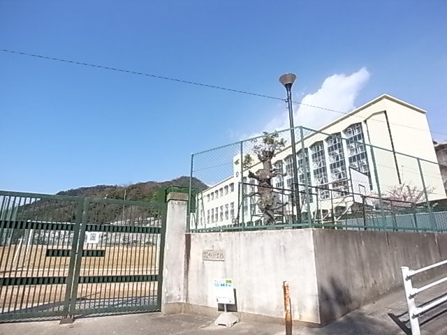 中学校　布引中学校（中学校）まで383m