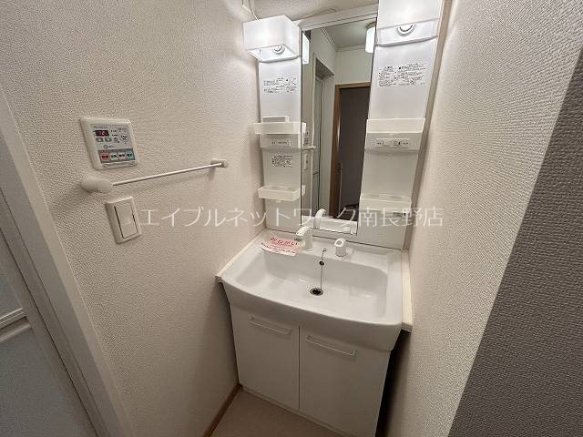 洗面設備　参考：201号室（内装・設備が異なる場合があります。）