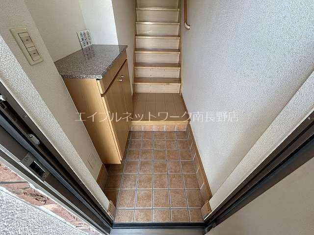 玄関　参考：201号室（内装・設備が異なる場合があります。）
