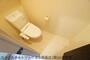トイレ　落ち着いた色調のトイレです