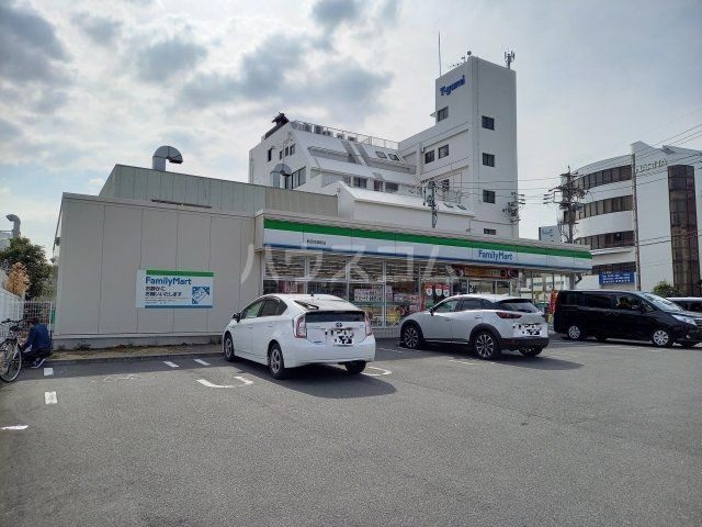 コンビニ　ファミリーマート熱田花表町店（コンビニ）まで299m