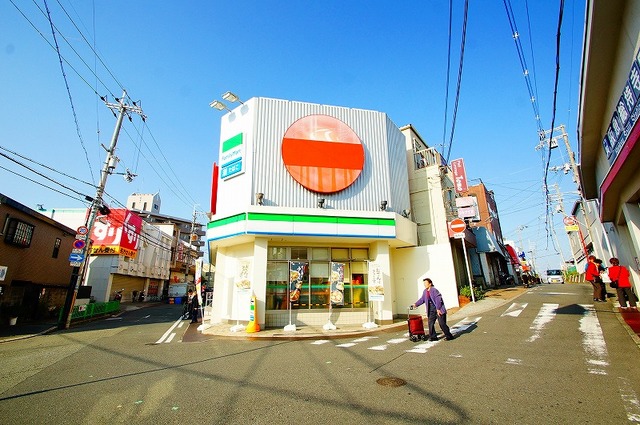 コンビニ　ファミリーマート阪急総持寺駅前店（コンビニ）まで579m