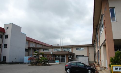 小学校　弘前市立小沢小学校（小学校）まで769m