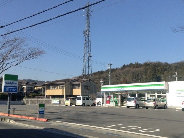 コンビニ　ファミリーマート（コンビニ）まで800m