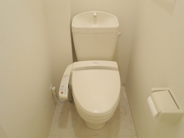 トイレ　温水洗浄機能付きトイレです。