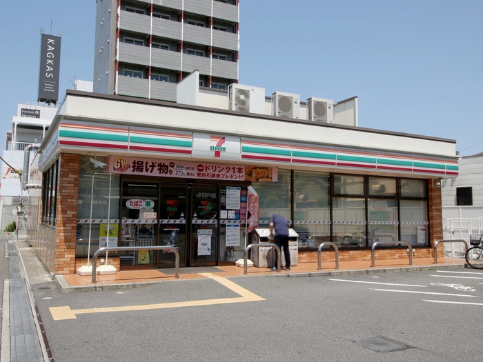 コンビニ　セブンイレブン豊中服部南町４丁目店（コンビニ）まで233m
