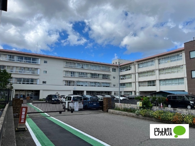 小学校　金沢市立伏見台小学校（小学校）まで589m