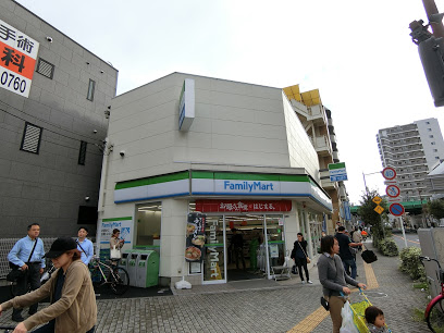 コンビニ　ファミリーマート 田端新町三丁目店（コンビニ）まで108m