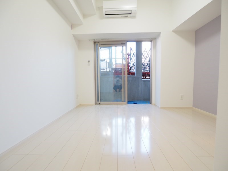 居室・リビング　アクセントカラーがおしゃれなお部屋です