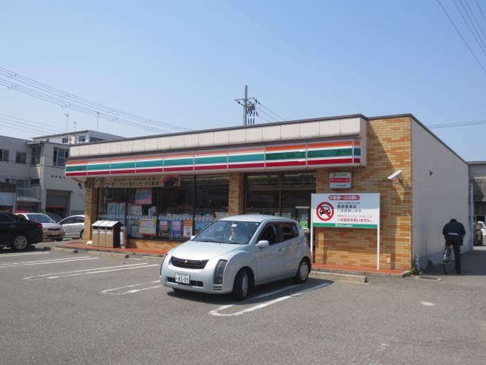 コンビニ　セブンイレブン（コンビニ）まで300m