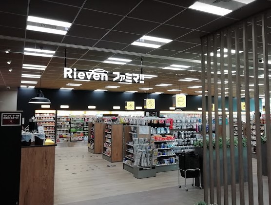 コンビニ　ファミリーマートリーベン大崎ガーデンタワー店（コンビニ）まで299m
