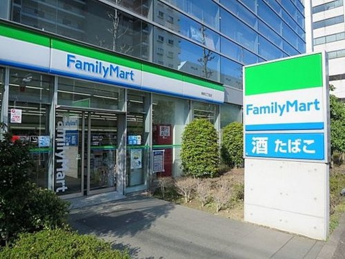 コンビニ　ファミリーマート 海岸三丁目店（コンビニ）まで62m