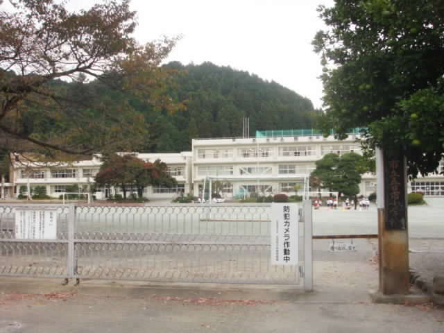 小学校　あきる野市立五日市小学校（小学校）まで577m