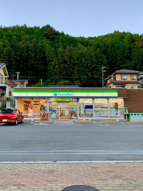 コンビニ　ファミリーマートあきる野檜原街（コンビニ）まで700m