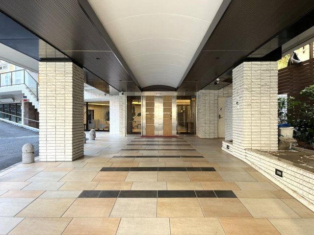 東京メトロ千代田線 赤坂駅 徒歩10分 9階建 築43年の外観写真