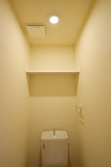 トイレ　★トイレ上部の棚は助かりますね★