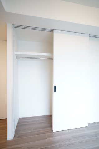 収納　クローゼットは、上部に中板があり余すことなく利用可能です。