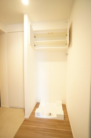 その他　洗濯機置き場の上部には、小物収納があり備品のストックに便利で