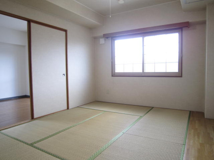 シェ-ンパレスの居間写真