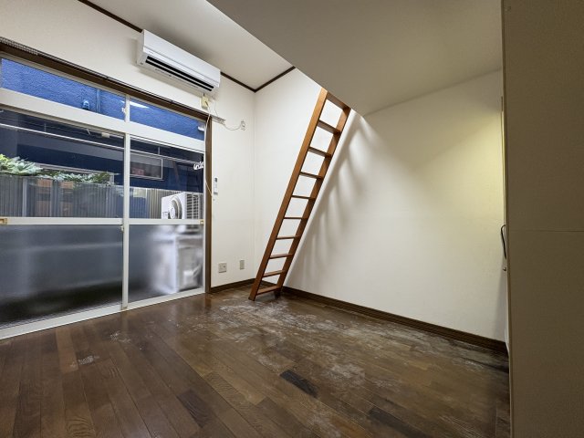 居室・リビング　※205号室の写真を使用しています。