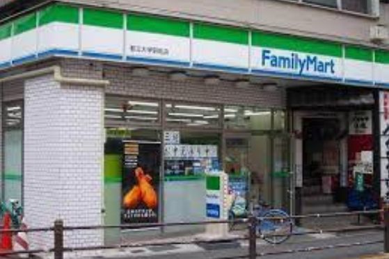 コンビニ　ファミリーマート都立大学駅前店（コンビニ）まで162m