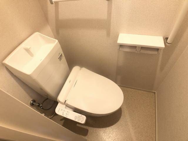 トイレ　温水洗浄便座です