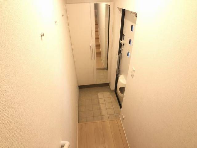 玄関　大きな鏡の付いた下駄箱付き