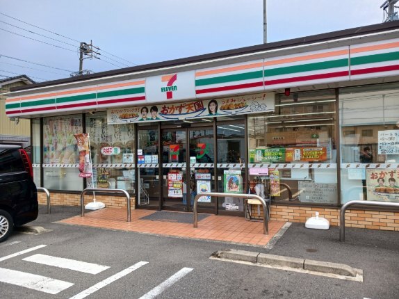 コンビニ　セブンイレブン（コンビニ）まで300m